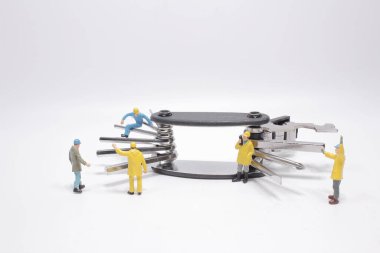 Aracı tamir eden bir grup min figürü.