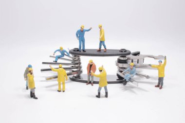 Aracı tamir eden bir grup min figürü.