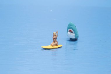 Köpekbalığı Gauge Sörfçülerin figürünü yer, köpekbalığı saldırısı.