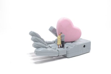 Kalp şeklinde kağıtları olan kukla eli beyaza izole edilmiş. 