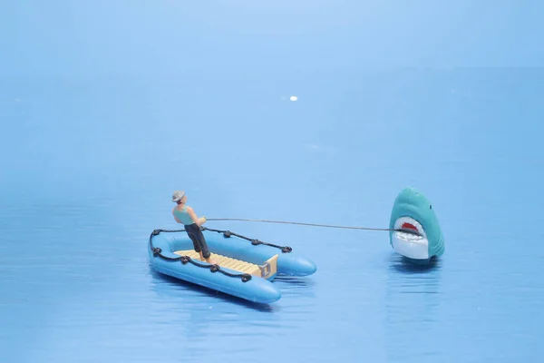 Een Leuk Figuurtje Van Mini Haai Met Visser — Stockfoto