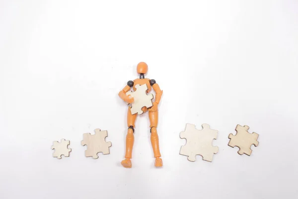 Houten Speelgoedfiguur Met Puzzel Witte Achtergrond — Stockfoto