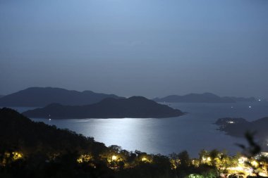 Sliverstrand Hong Kong 'daki ay ışığı, 31 Ekim 2020