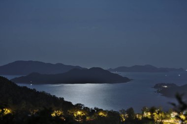 Sliverstrand Hong Kong 'daki ay ışığı, 31 Ekim 2020