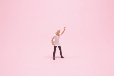 Bir Mini kadın modeli, selam vermeye gelen kadınlardan uzak dur.