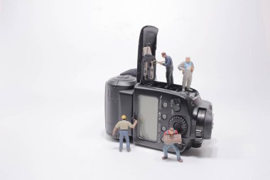 Speedlight 'ta çalışan mini insanlar aracı tutuyor