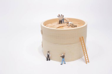 Buhar sepetinin arka planında çalışan yükleme.