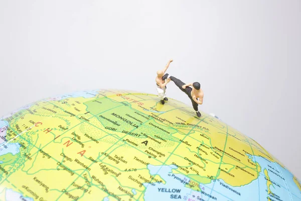 Figura Kung Che Combatte Sulla Terra — Foto Stock