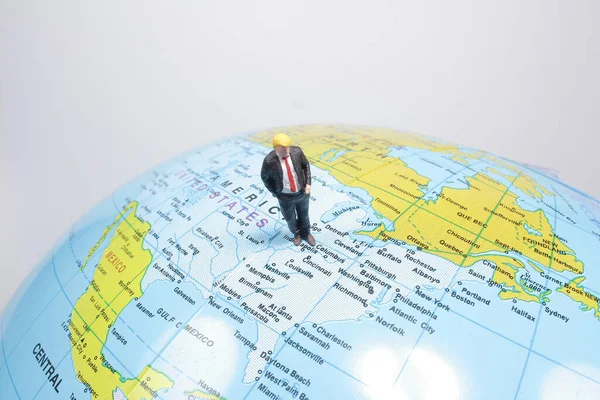 Mini Figura Uomo Sul Globo Terrestre — Foto Stock