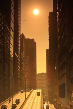 7 Kasım 2020 'de Wong Chuk Hang yolunda güneş battığında,