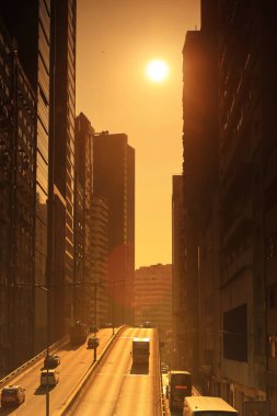 7 Kasım 2020 Sun, Wong Chuk Hang Yolu boyunca batıyor.