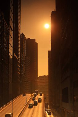 7 Kasım 2020 Sun, Wong Chuk Hang Yolu boyunca batıyor.