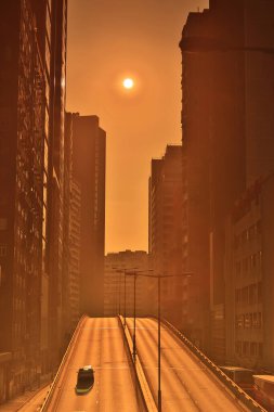 Şehir Henge 7 Npv 2020 olarak bilinen Wong Chuk Hang Yolu boyunca güneş batıyor.