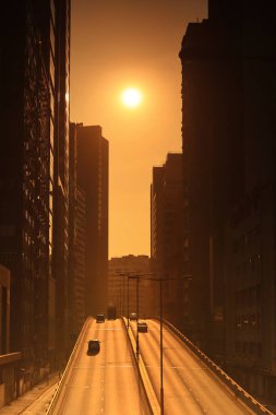 7 Kasım 2020 Sun, Wong Chuk Hang Yolu boyunca batıyor.