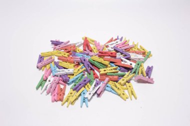 Ahşap renkli mandal seti. Mini işçiyle. 