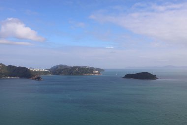 Güneşli bir mavi gökyüzü gününde 18 Kasım 2020 Deep Water Bay manzarası. Hong Kong Adası.