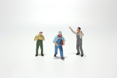 Minyatür insanlar beyaz arka planda araç tutuyorlar, inşaat konsepti