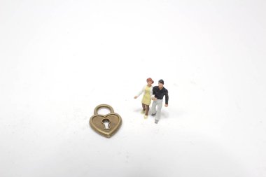 Tahtada minik figürlü sevgili kilidi