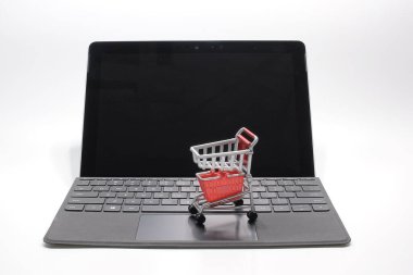 Alışveriş çantasında dizüstü bilgisayarla hangi web mağazası