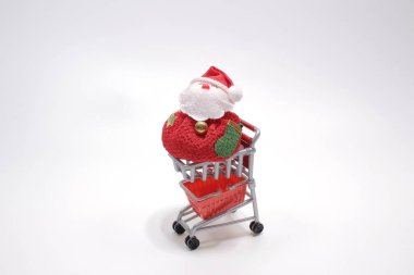 Bir Noel Baba alışveriş arabasının içinde oturuyor.