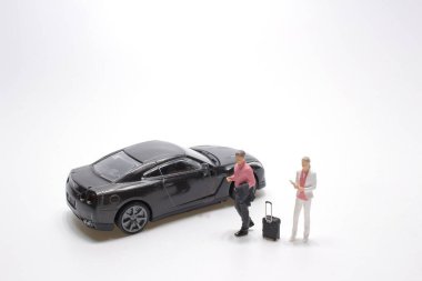 Bavulu ve uçağı olan bir adam.