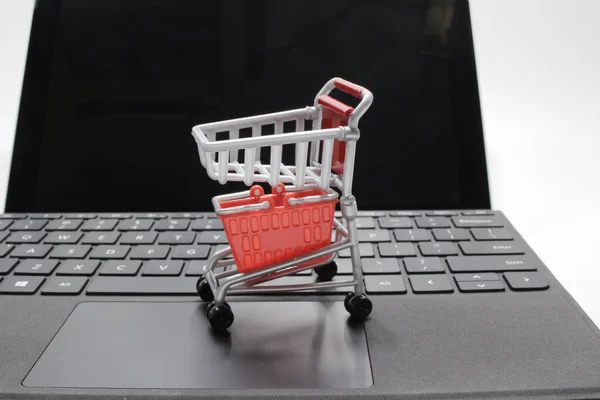 Boodschappentas Winkelwagentje Met Laptop Welke Webwinkel — Stockfoto