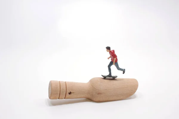 Mini Figurine Jouent Skateboard Sur Cuillère Bois — Photo