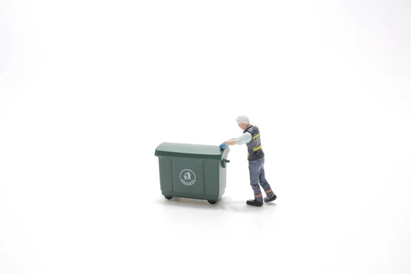 Hombre Figura Empuja Caja Basura Verde — Foto de Stock