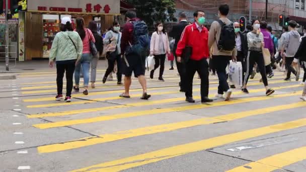 2020 Március Hongkong Causeway Bay Bevásárlónegyedében Átkelő Személyek — Stock videók