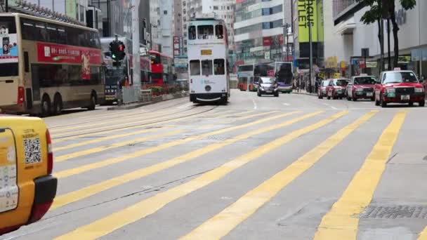 Березня 2020 Гонконг Люди Перетинають Дорогу Торговому Районі Causeway Bay — стокове відео