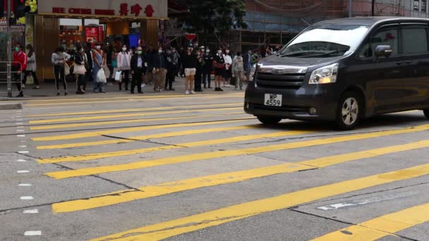 Março 2020 Hong Kong Pessoas Cruzando Estrada Causeway Bay Distrito — Vídeo de Stock