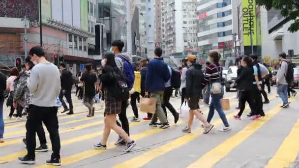 2020年3月16日香港コーズウェイベイ商店街の道路を横断する人々 — ストック動画