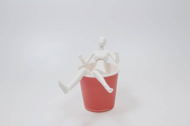 figür ölçek kağıt bardak üzerinde otur