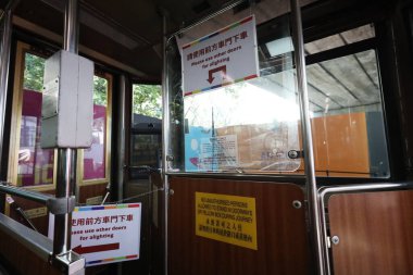 26 Kasım 2020 Yolcular Victoria Tepesi 'ne giden Peak Tramvayı' na biniyor..