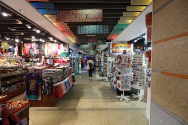 Peak Tower alışveriş merkezi Hong Kong. İç mekan, mağaza. 26 Kasım 2020