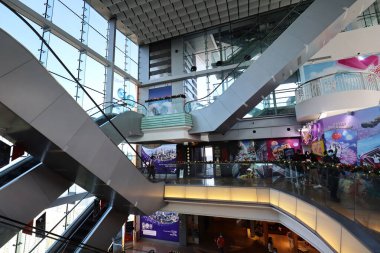 Victoria Tepesi 26 Kasım 2020 'deki Peak Tower' da yürüyen merdiven silueti.