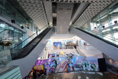 Victoria Tepesi 26 Kasım 2020 'deki Peak Tower' da yürüyen merdiven silueti.