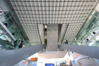 26 Kasım 2020 Hong Kong 'da kalabalık bir alışveriş merkezinde yürüyen merdivenlere binen insanlar.