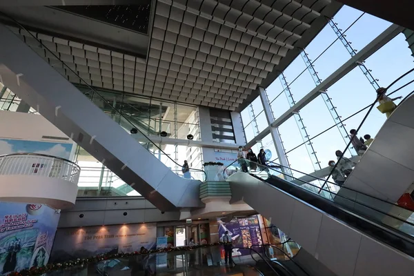 Novembro 2020 Pessoas Montando Escadas Rolantes Centro Comercial Pico Movimentado — Fotografia de Stock