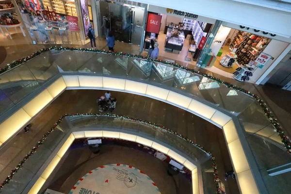 11月26日2020年11月26日在繁忙的山顶商场乘自动扶梯的市民 — 图库照片