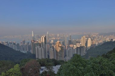 Victoria Tepesi yakınlarındaki Victoria Geçidi 'nden 26 Kasım 2020 Hong Kong. Gelişmiş ada..
