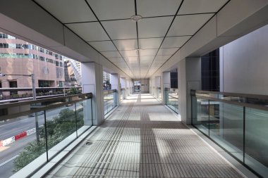 27 Kasım 2020 Hong Kong 'da modern bir üstgeçit. Landmark, lane.