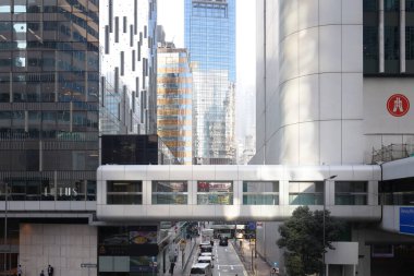 27 Kasım 2020 Hong Kong 'da modern bir üstgeçit. Landmark, lane.