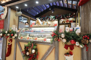 27 Kasım 2020 'de Hong Kong' daki Landmark alışveriş merkezinde Noel süslemeleri..