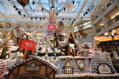 27 Kasım 2020 'de Hong Kong' daki Landmark alışveriş merkezinde Noel süslemeleri..