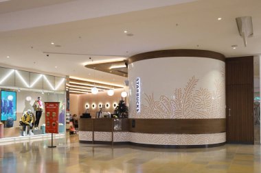 Alışveriş merkezinde 27 Kasım 2020 Noel süslemesi. Amirallik, HK