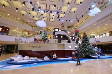 Alışveriş merkezinde 27 Kasım 2020 Noel süslemesi. Amirallik, HK