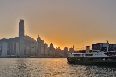 27 Kasım 2020 'de Victoria Limanı' ndan geçen bir Star Ferry. TST Uçbirimi.