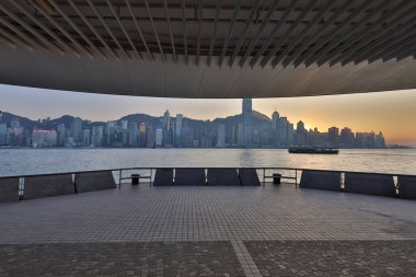 27 Kasım 2020, Hong Kong silueti Victoria Limanı gezinti alanı.