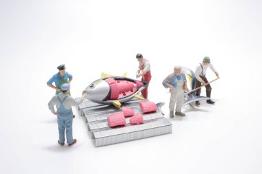 Ton balığını kesen minyatür figür.